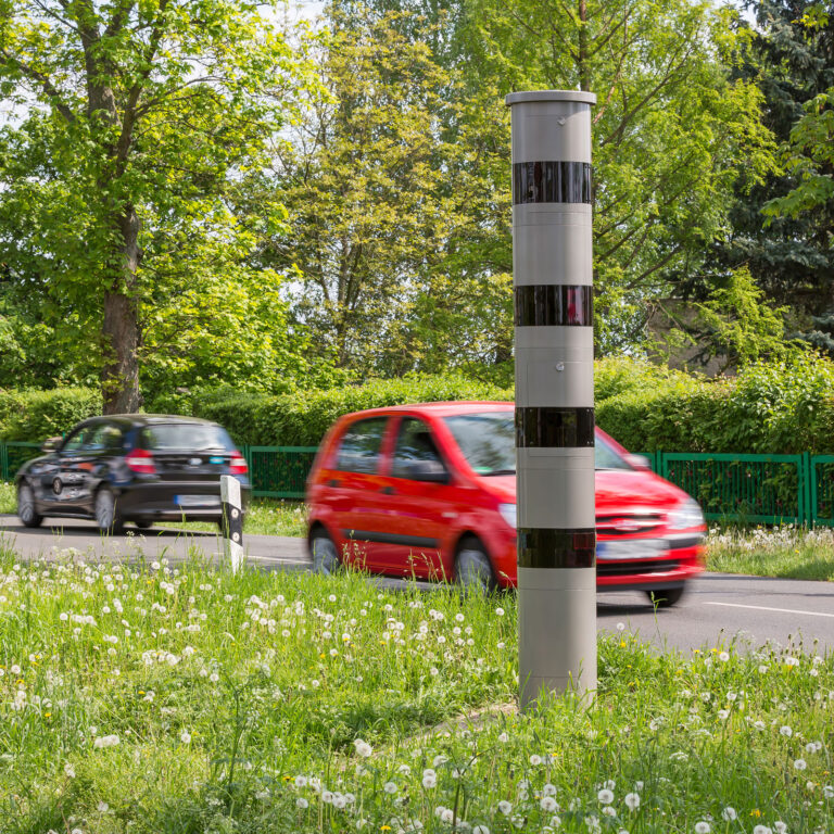 Rotes Auto wird geblitzt